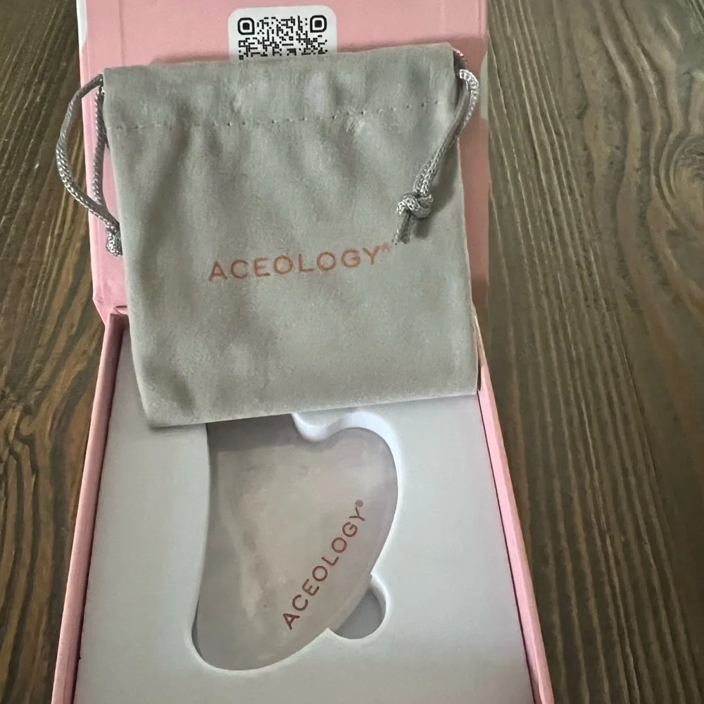 NEW ACEOLOGY GUA SHA ROSE QUARTZ FACIAL MASSAGER NIB WITH CARRYING VELVET BAG